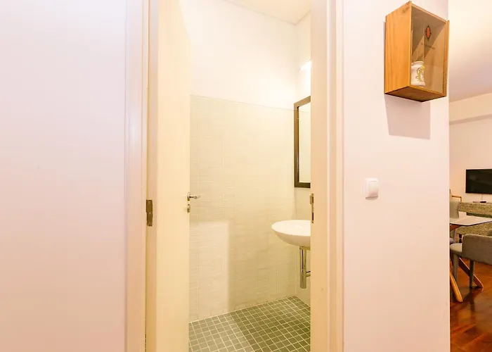 Chiado 2 Bedroom Elegant דירה ליסבון