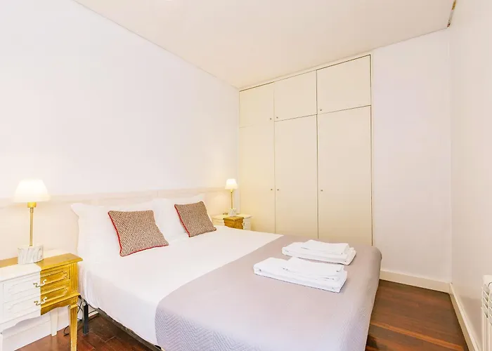 Chiado 2 Bedroom Elegant דירה ליסבון